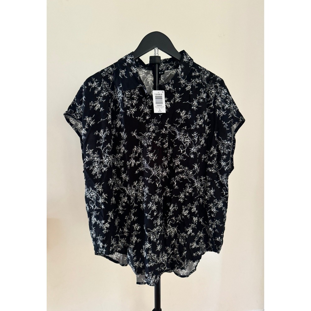 Torrid Womens 1X Black White Floral Button Front Short Sleeve Blouse Top NWT
